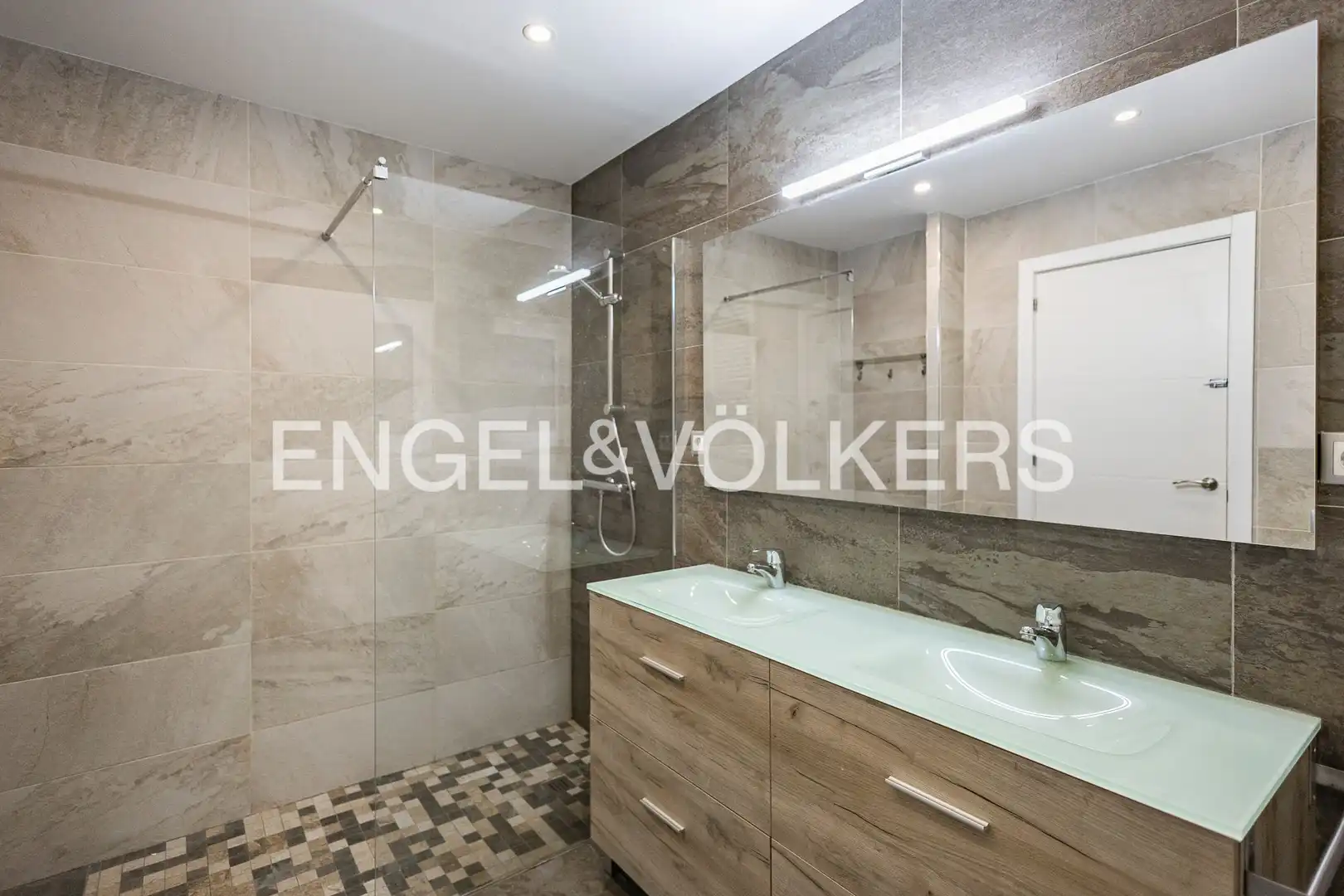 Badezimmer von Wohnung zum Verkauf in Barcelona mit Klimaanlage, Heizung und Parkett
