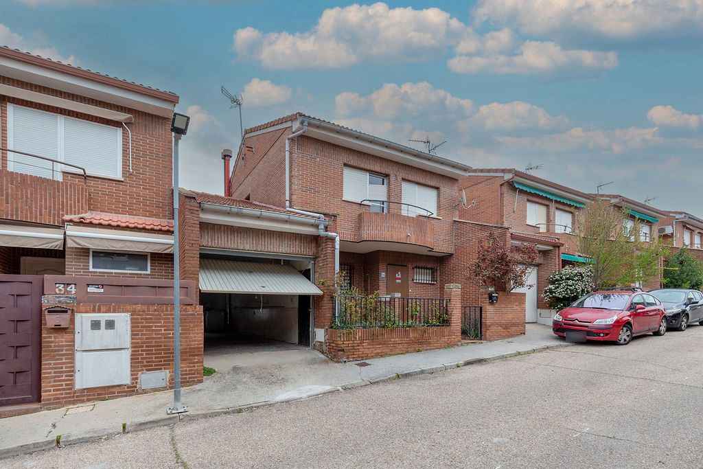 Exterior view of Single-family semi-detached for sale in  Toledo Capital