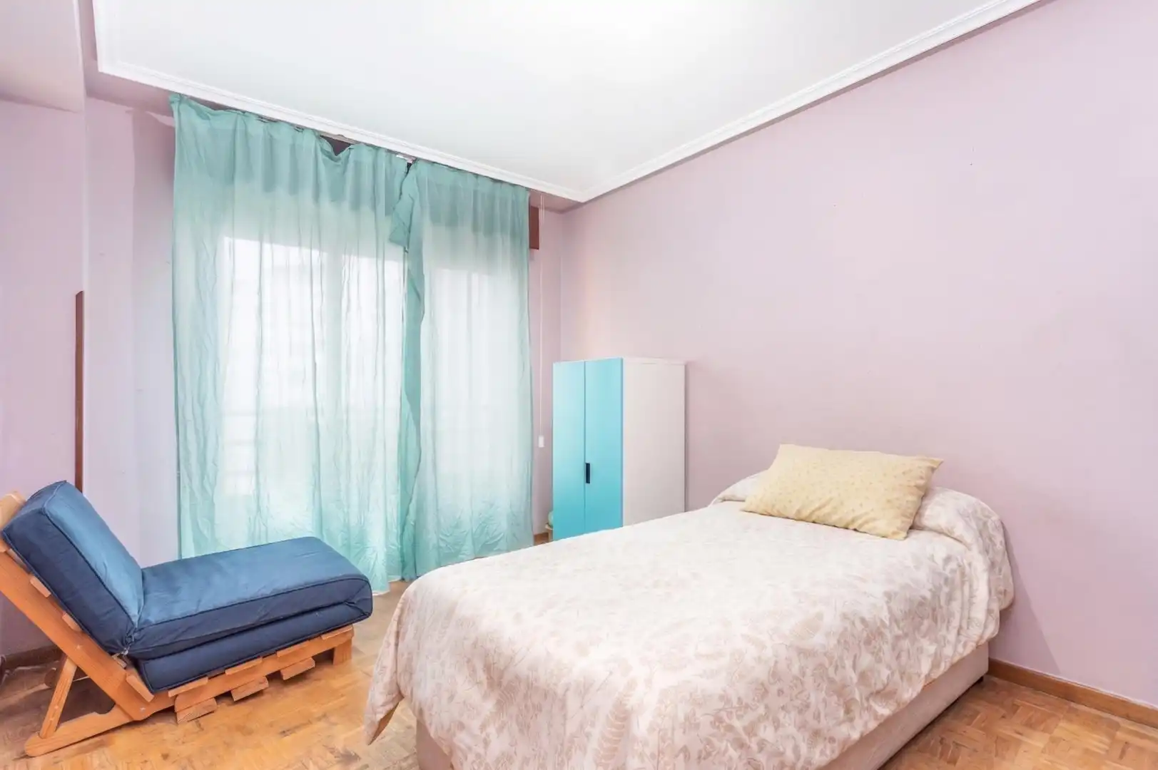 Dormitori de Apartament en venda en Oviedo  amb Calefacció, Terrassa i Balcó