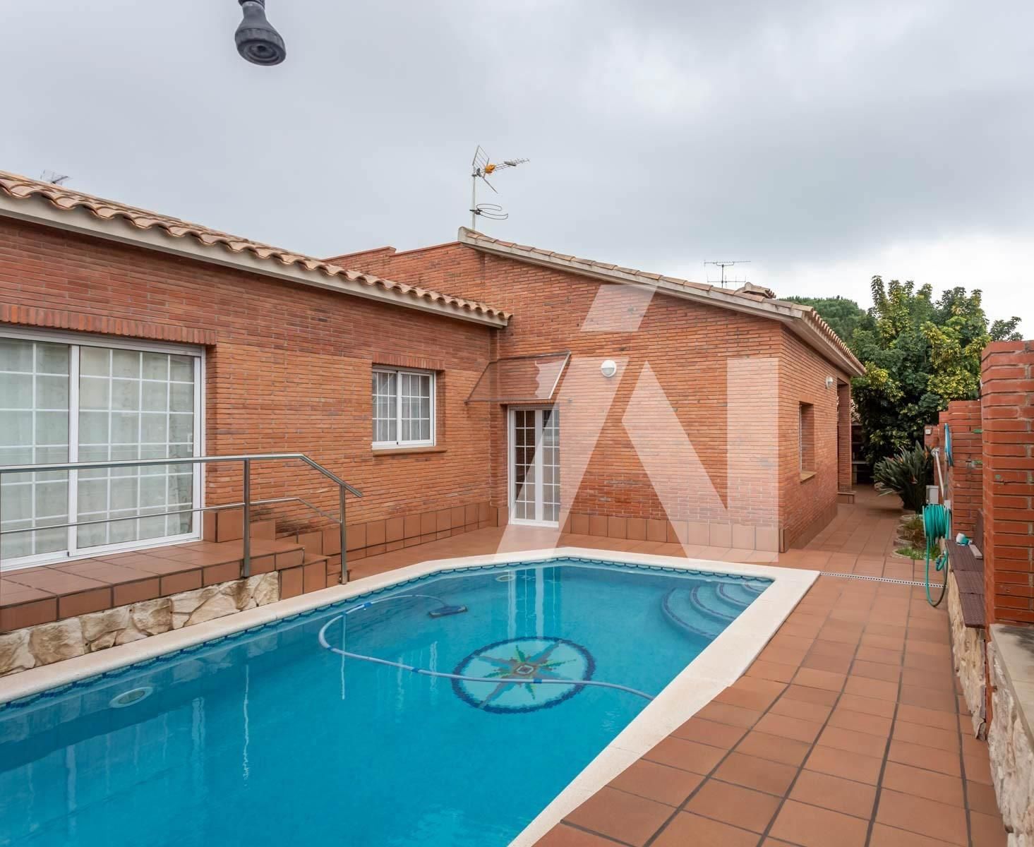 Swimming pool of House or chalet for sale in Premià de Mar  with Air Conditioner, Heating and Private garden