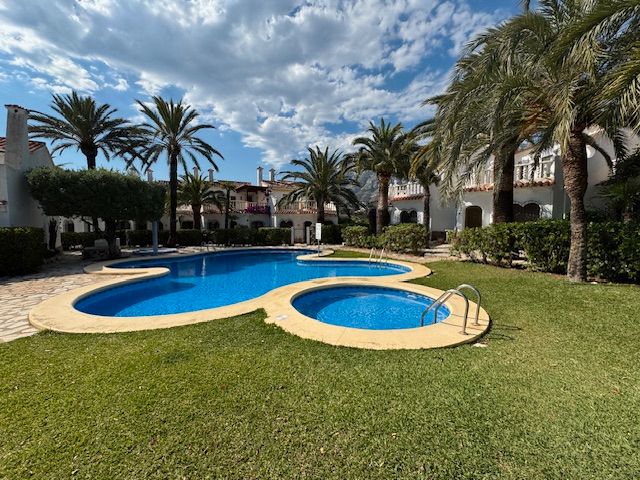 Piscina de Casa adosada de lloguer en Dénia amb Aire condicionat, Jardí privat i Moblat