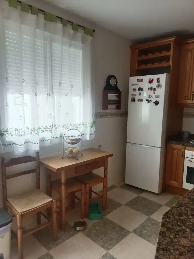 Cuina de Casa adosada en venda en Fuente Vaqueros amb Aire condicionat i Balcó