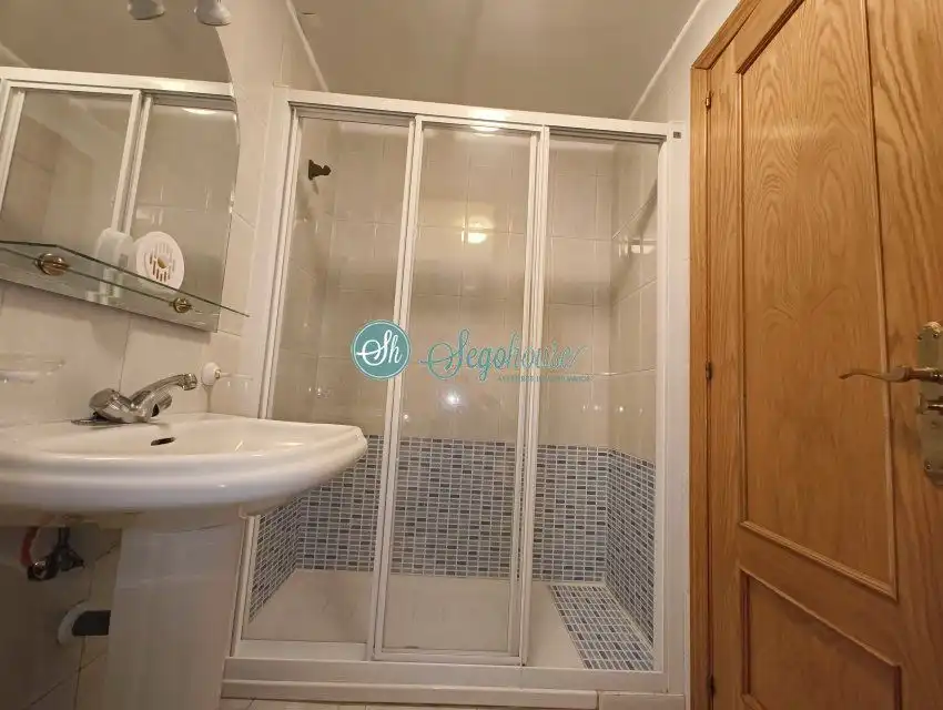 Baño de Piso de alquiler en San Cristóbal de Segovia con Calefacción, Parquet y Amueblado