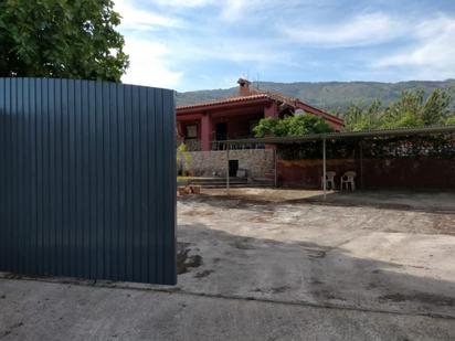 Exterior view of House or chalet for sale in Casas del Castañar  with Terrace and Storage room