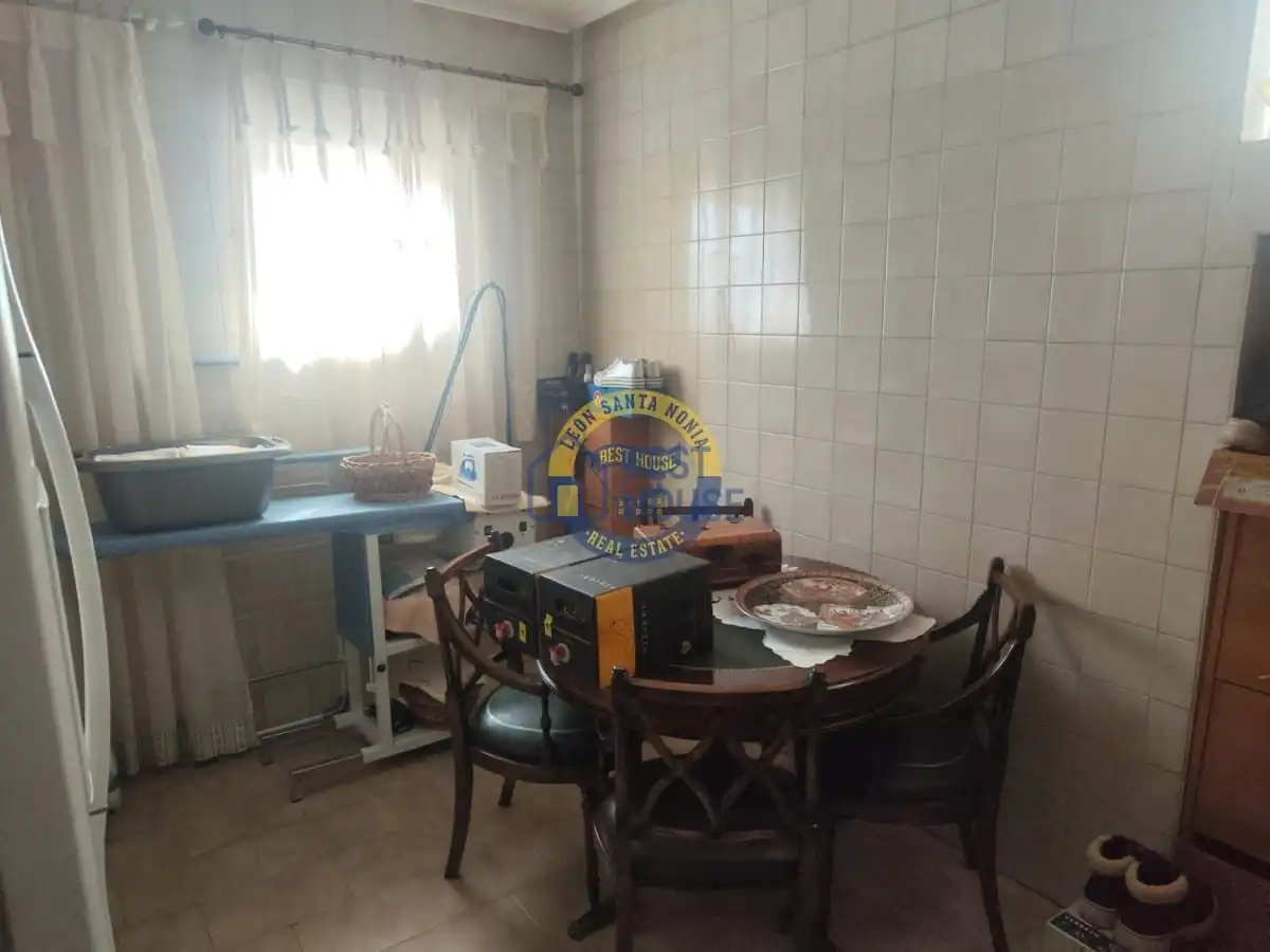 Kitchen of Houses for sale in Villanueva de las Manzanas, León