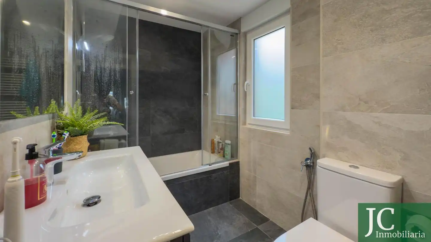 Baño de Piso de alquiler en Santander con Calefacción, Terraza y Amueblado