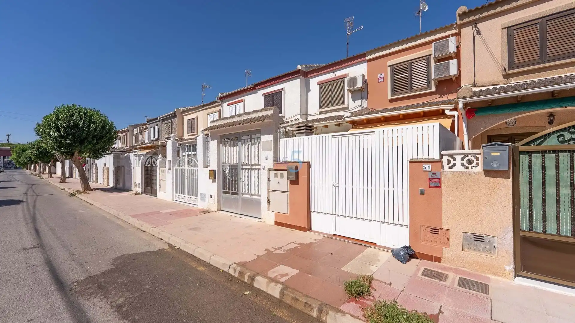 Vista exterior de Casa adosada en venda en Los Alcázares amb Aire condicionat, Terrassa i Moblat