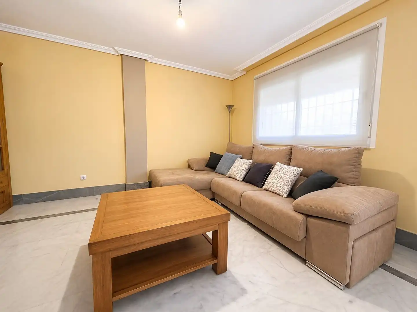 Sala d'estar de Casa adosada en venda en Humanes de Madrid amb Calefacció, Jardí privat i Terrassa