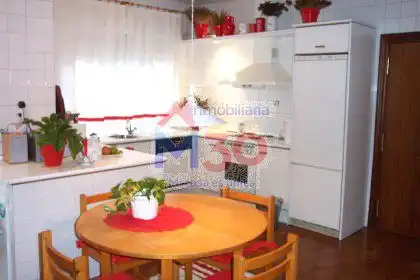 Cuina de Pis en venda en Miranda de Ebro amb Calefacció, Parquet i Terrassa