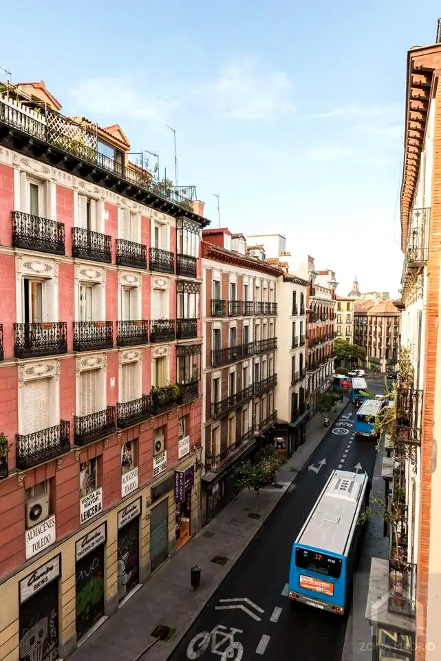 Vista exterior de Estudi en venda en Madrid amb Moblat