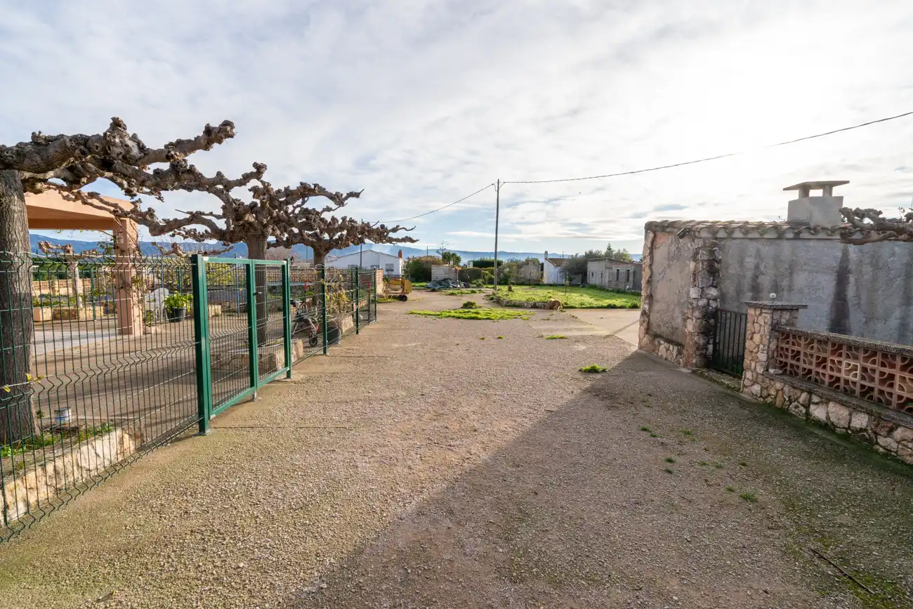Country house zum Verkauf in Tortosa mit Privatgarten, Schwimmbad und Internet