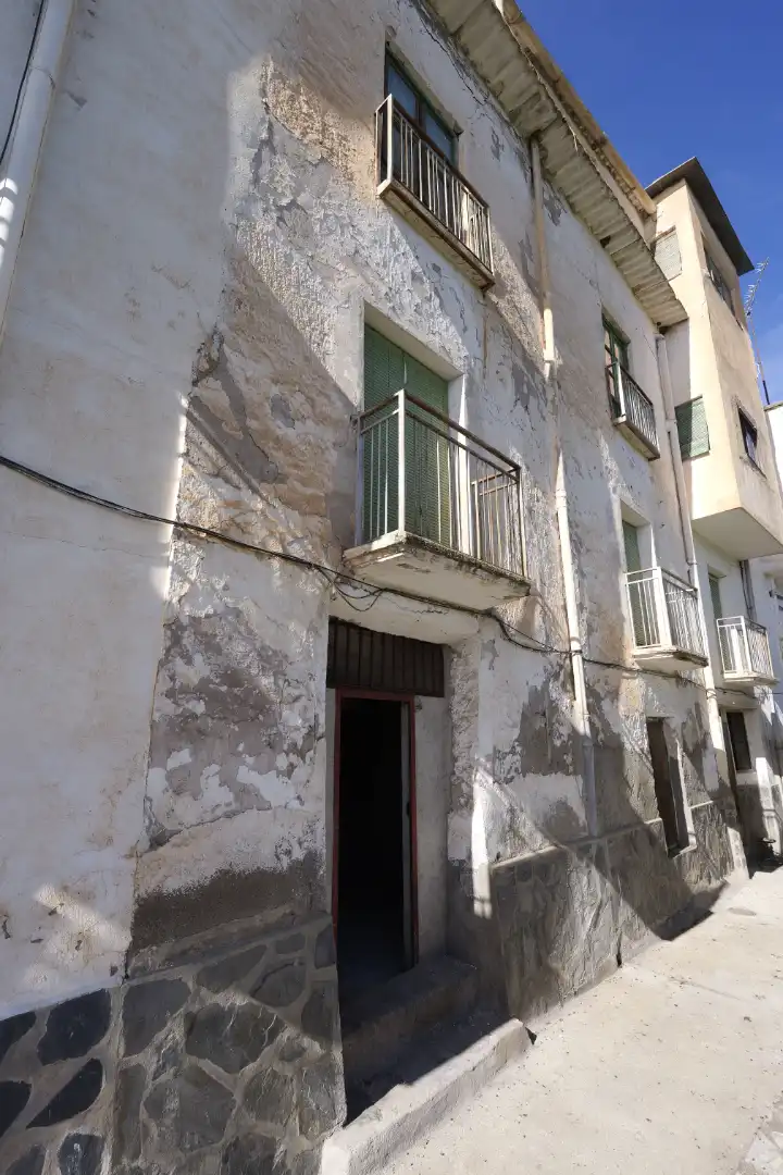 Vista exterior de Casa adosada en venda en Bérchules amb Terrassa i Balcó