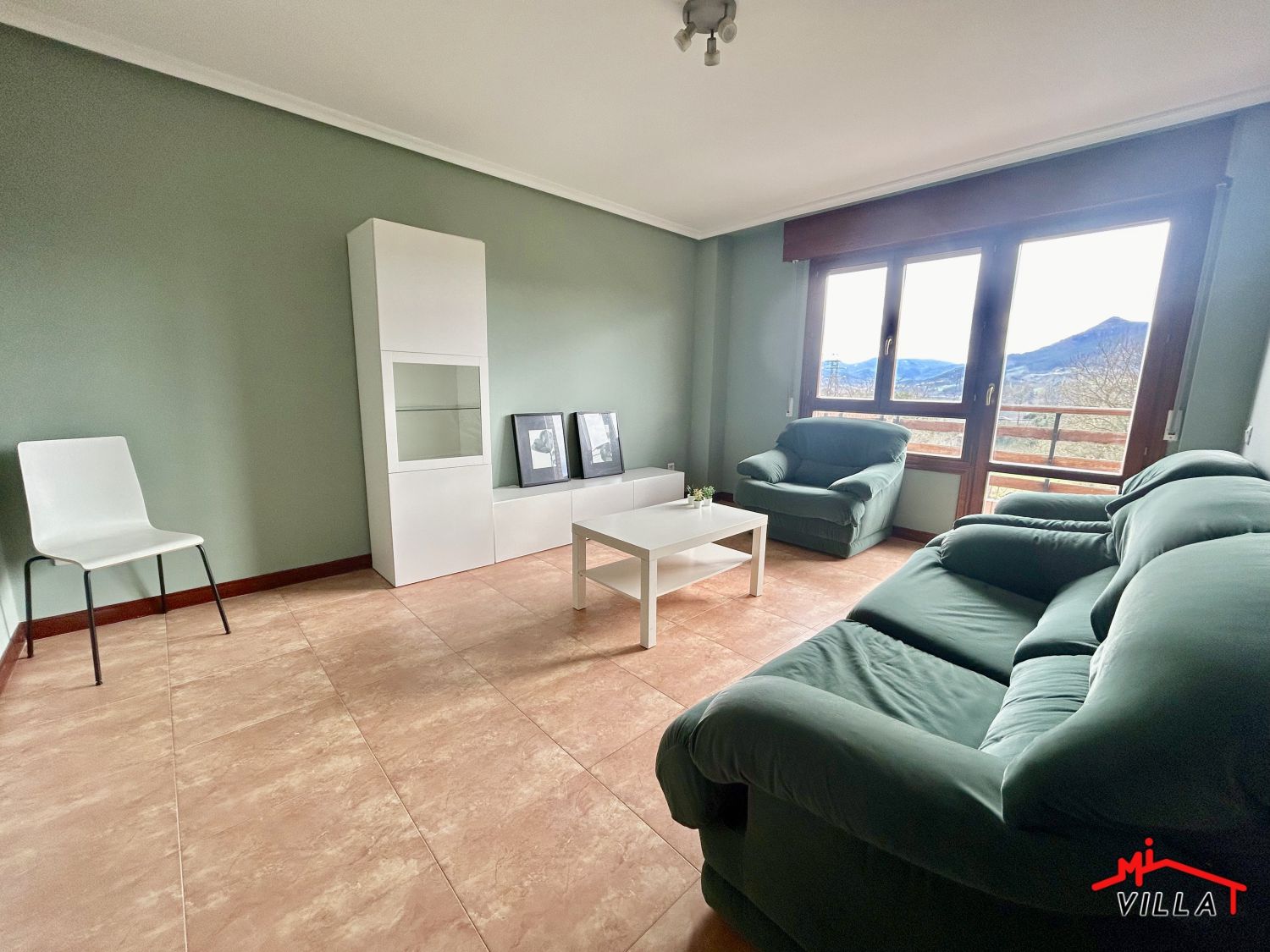 Sala d'estar de Pis en venda en Bárcena de Cicero amb Calefacció, Moblat i Balcó