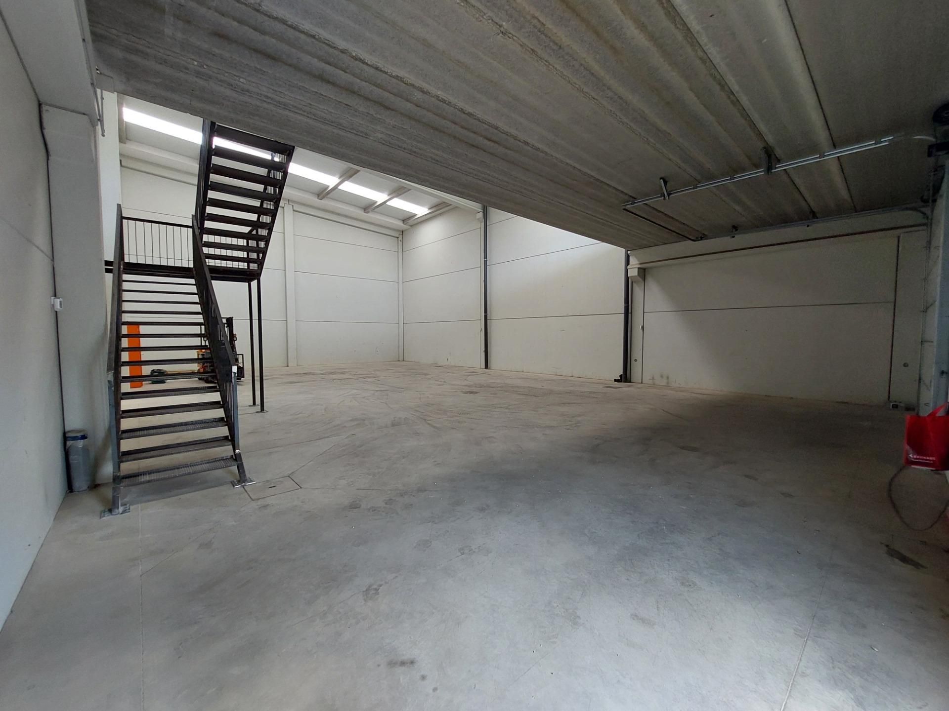 Industrial buildings to rent in Santa Oliva