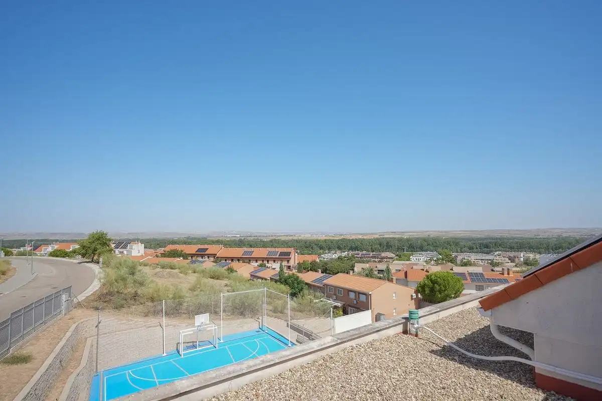 Vista exterior de Casa adosada en venda en Aranjuez amb Aire condicionat, Calefacció i Jardí privat