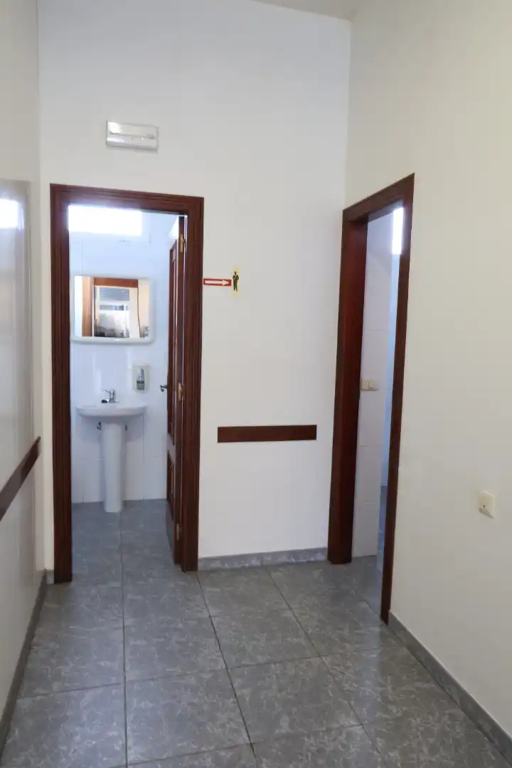 Badezimmer von Geschaftsraum zur Miete in Zas mit Möbliert