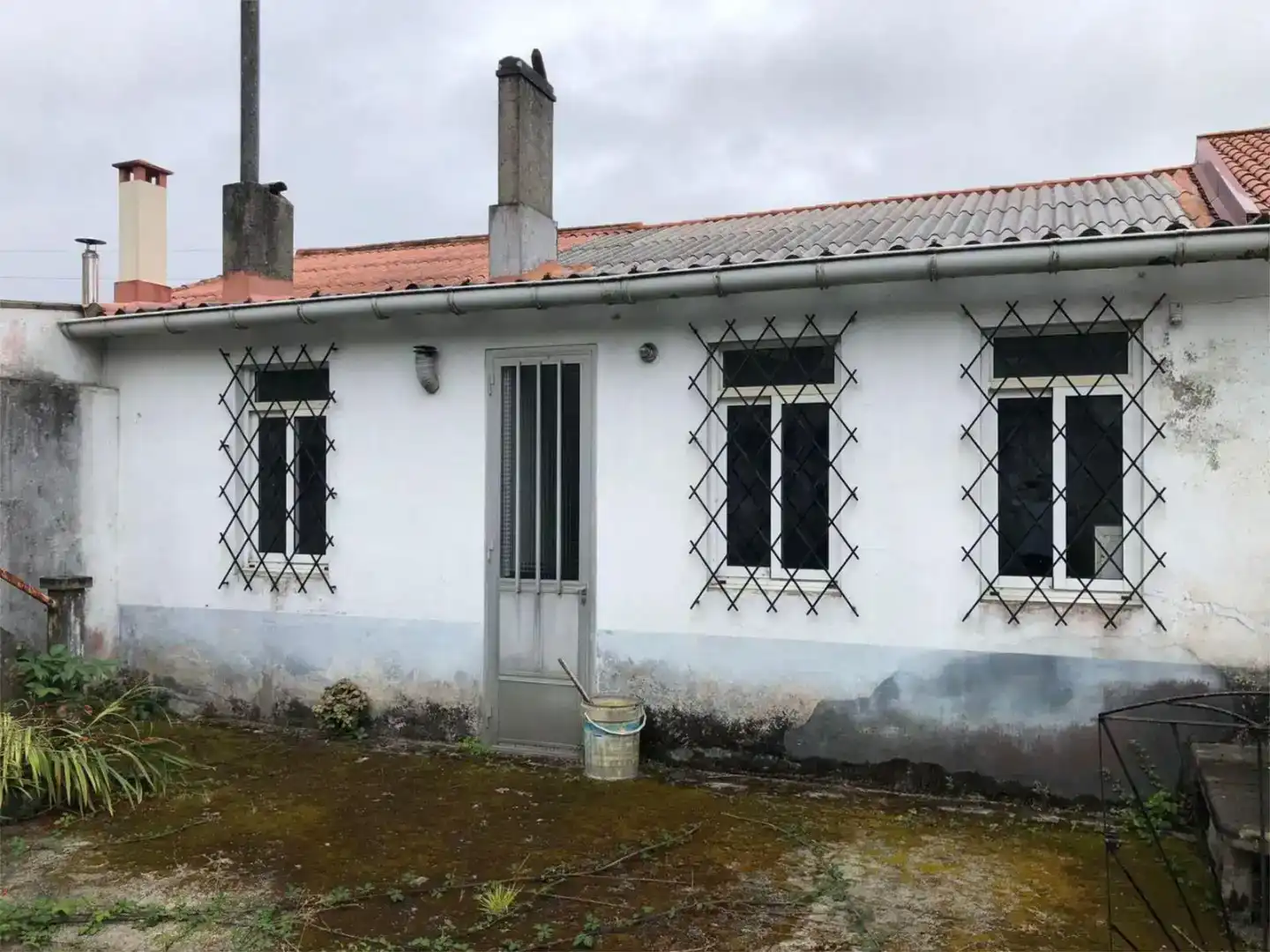 Außenansicht von Country house zum Verkauf in Neda