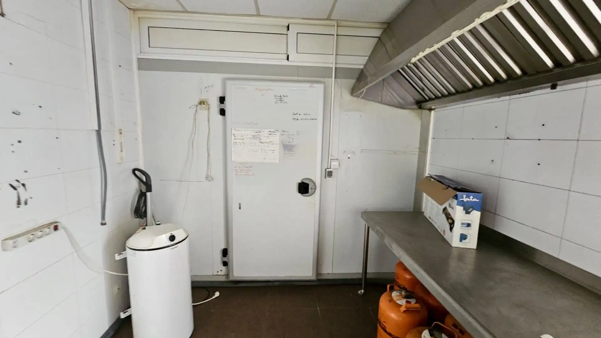 Cuina de Local de lloguer en Calella amb Aire condicionat i Moblat