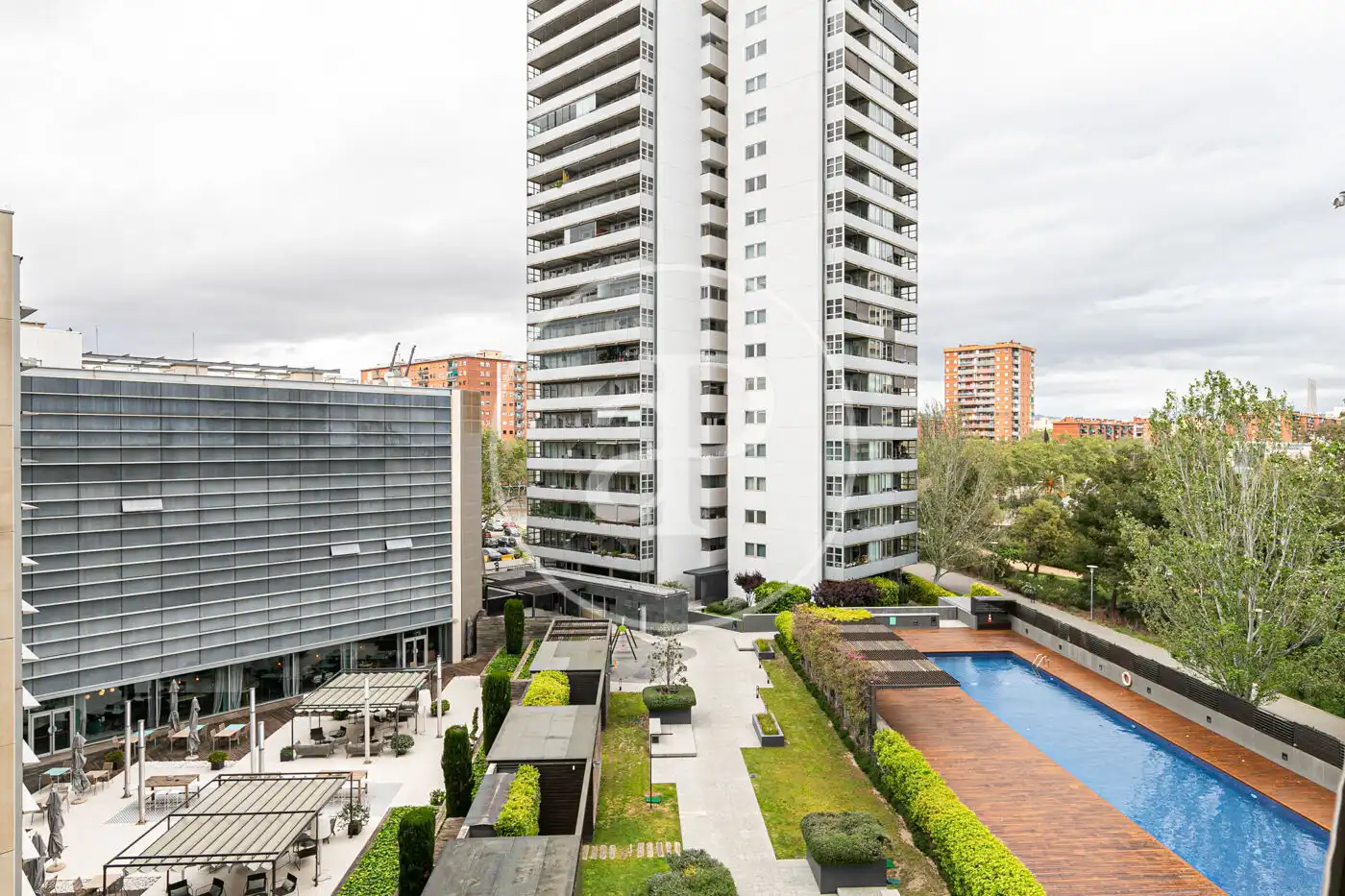 Außenansicht von Wohnung zum Verkauf in Barcelona mit Klimaanlage, Heizung und Terrasse