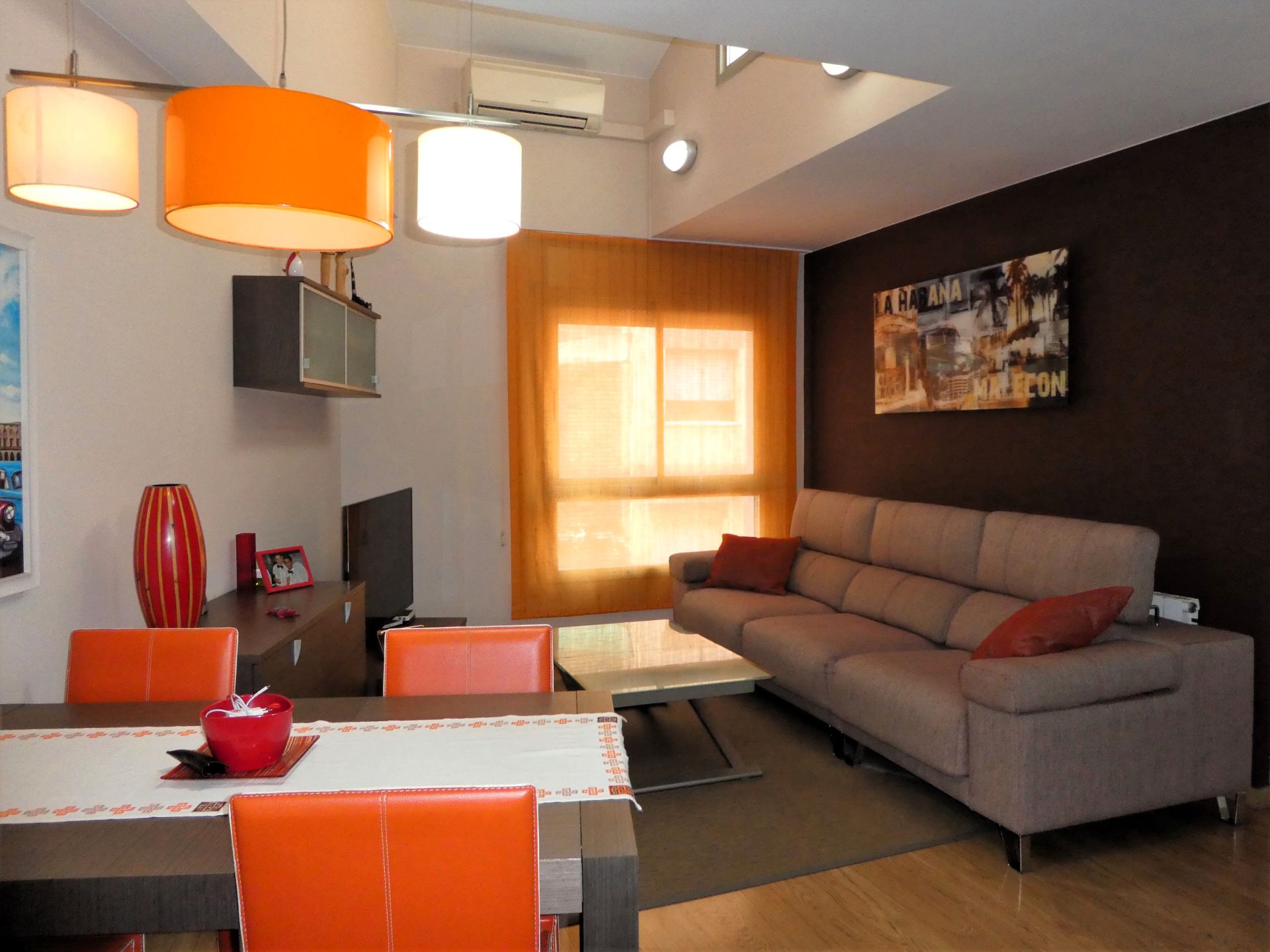 Sala d'estar de Dúplex en venda en Santa Coloma de Gramenet amb Aire condicionat, Calefacció i Parquet