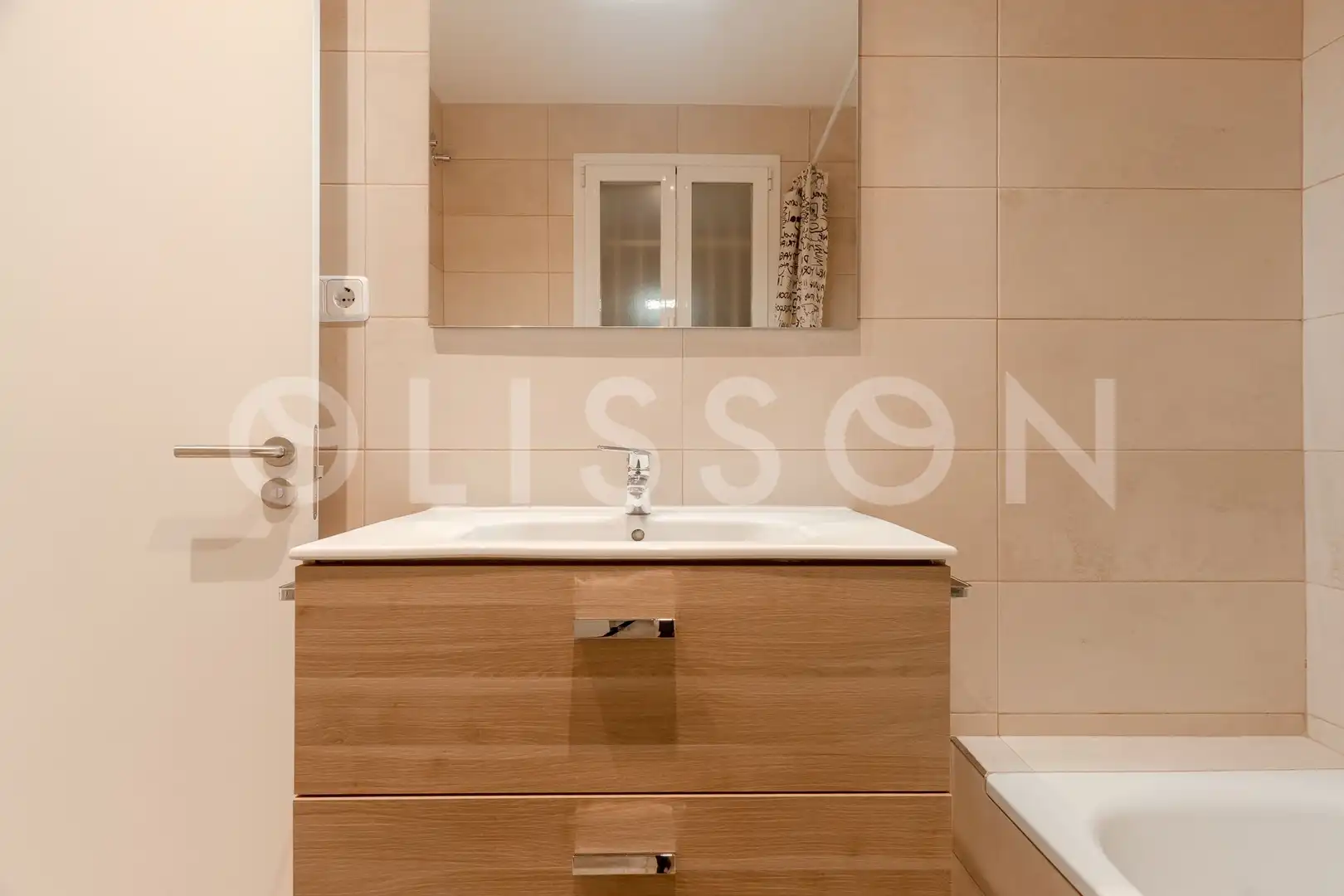 Baño de Piso en venta en Madrid con Calefacción, Terraza y Trastero