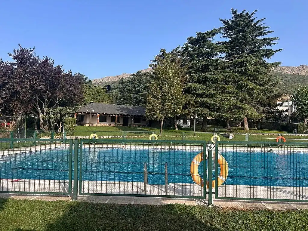 Piscina de Casa adosada en venta en El Escorial con Calefacción, Jardín privado y Parquet
