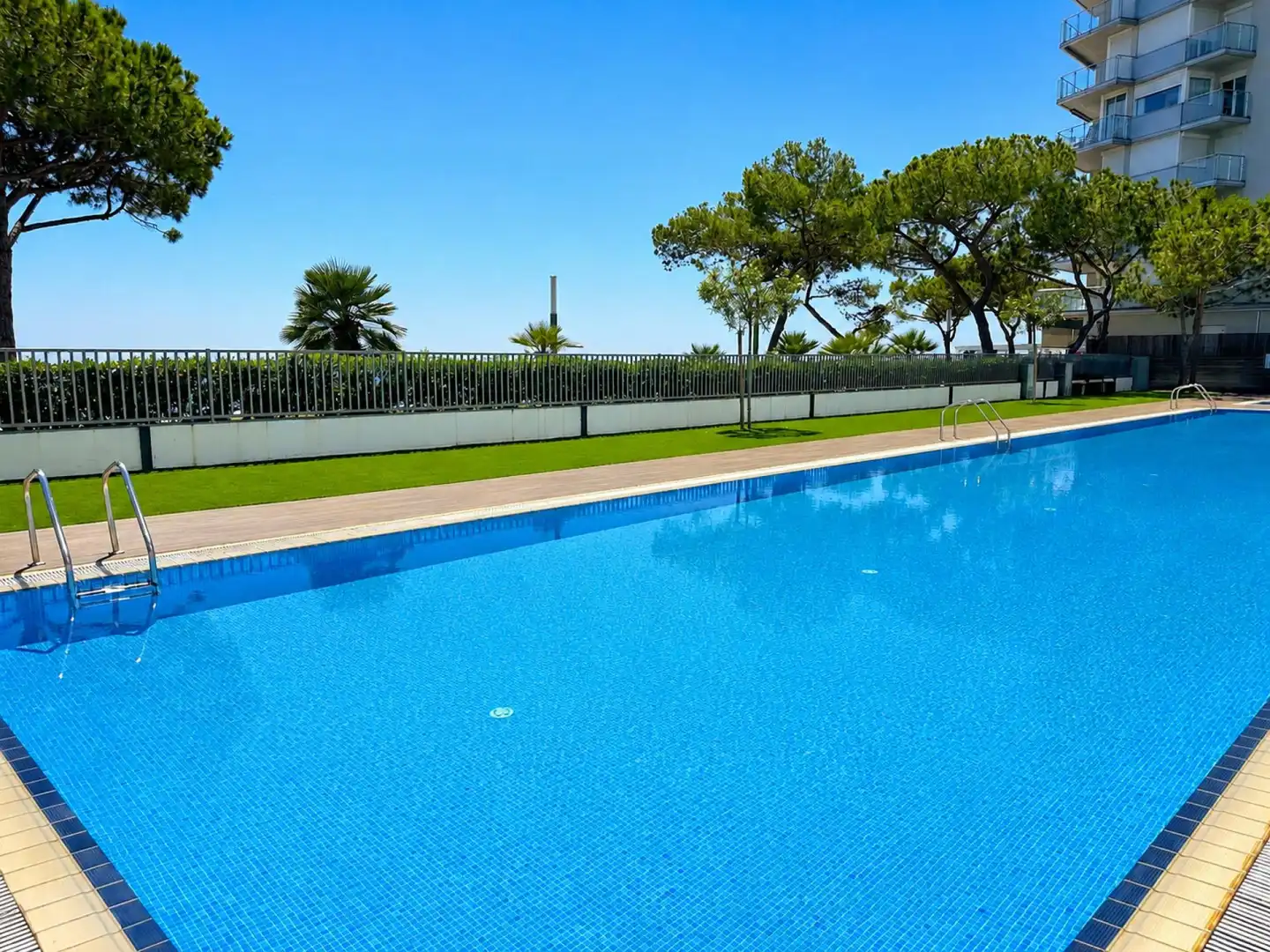 Piscina de Apartament en venda en Castell d'Aro, Platja d'Aro i s'Agaró amb Calefacció, Jardí privat i Terrassa
