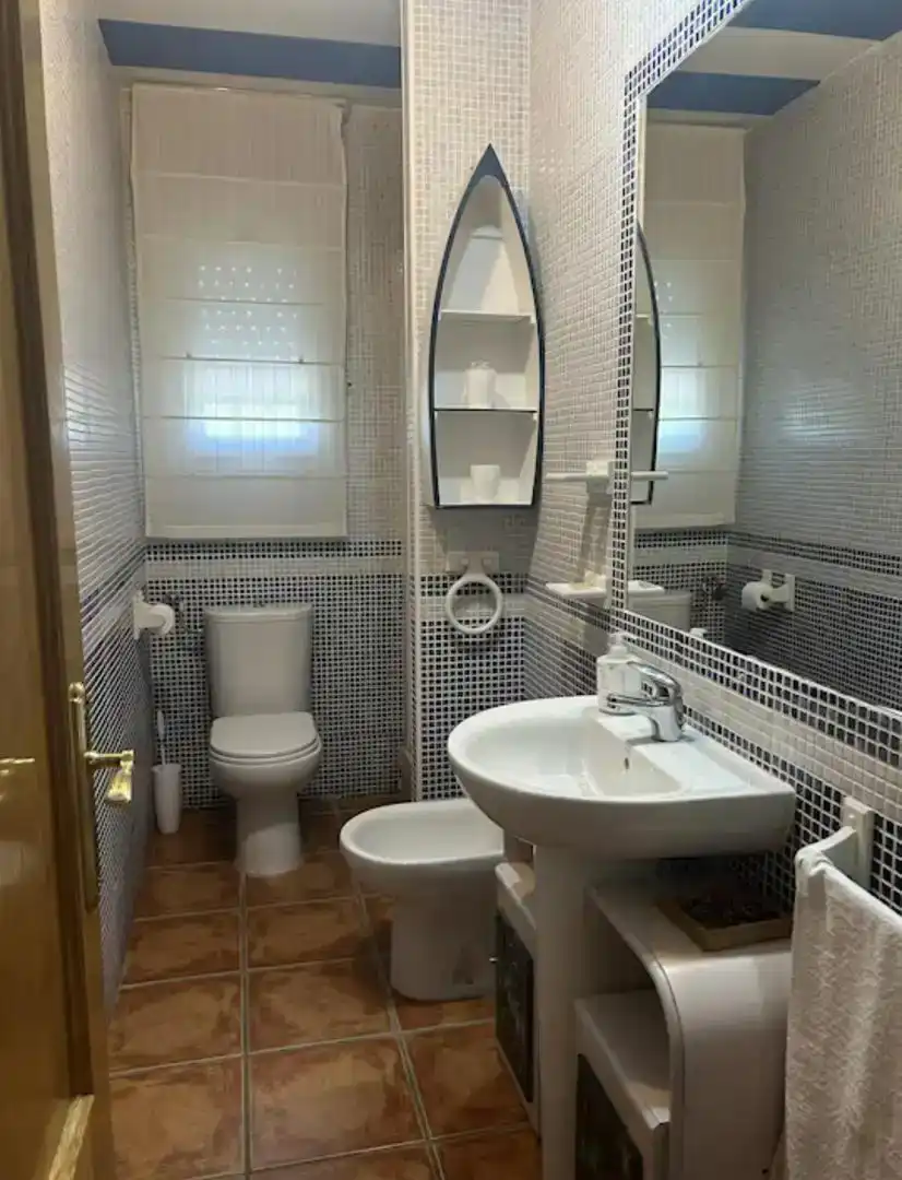 Bany de Casa o xalet en venda en Lucillos amb Aire condicionat, Traster i Moblat