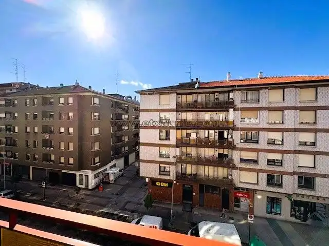 Vista exterior de Pis en venda en Laudio / Llodio amb Calefacció i Balcó
