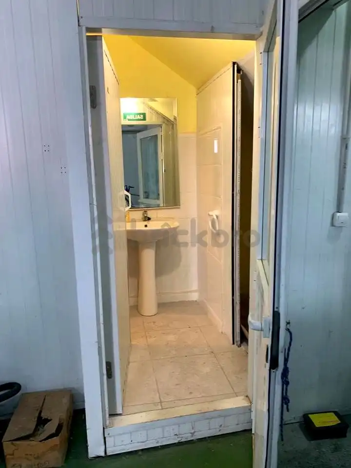 Badezimmer von Fabrikhallen zur Miete in Madrid