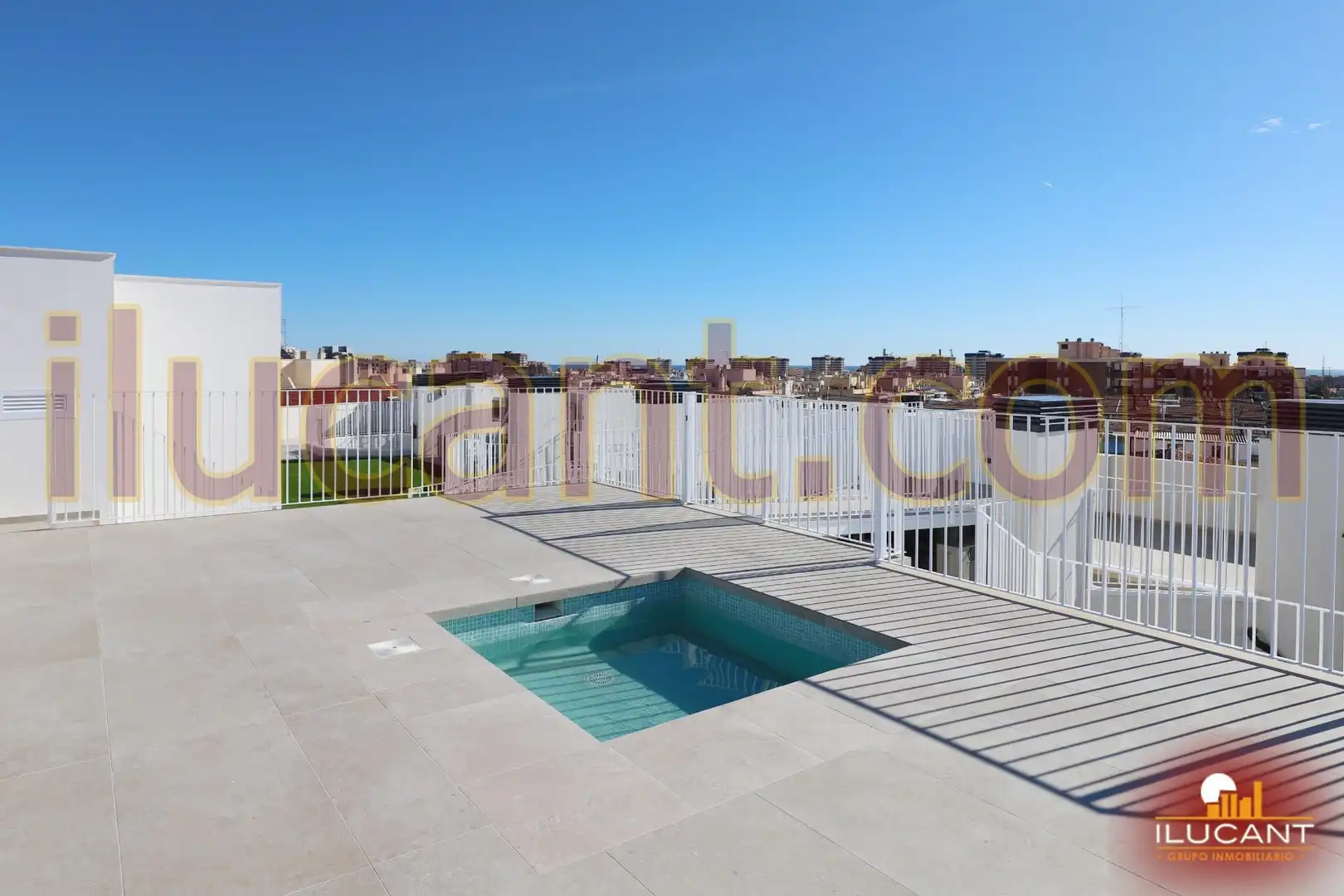 Piscina de Pis en venda en Alicante / Alacant amb Aire condicionat, Jardí privat i Balcó