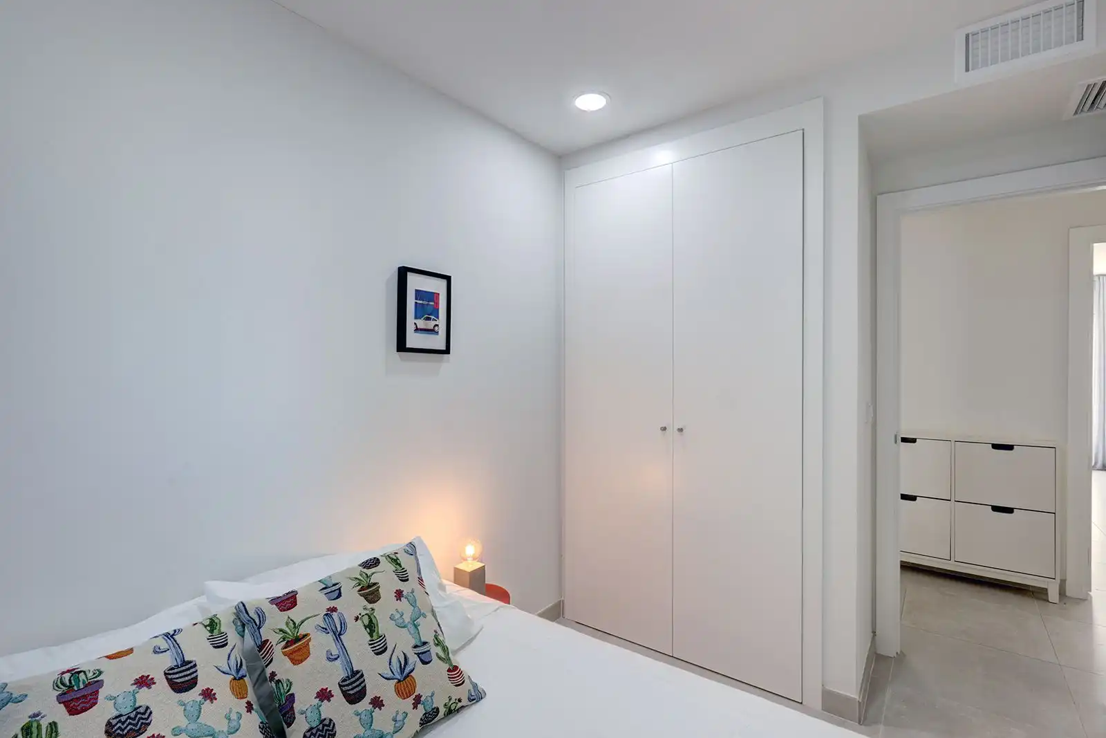 Dormitori de Apartament de lloguer en Estepona amb Aire condicionat, Terrassa i Piscina