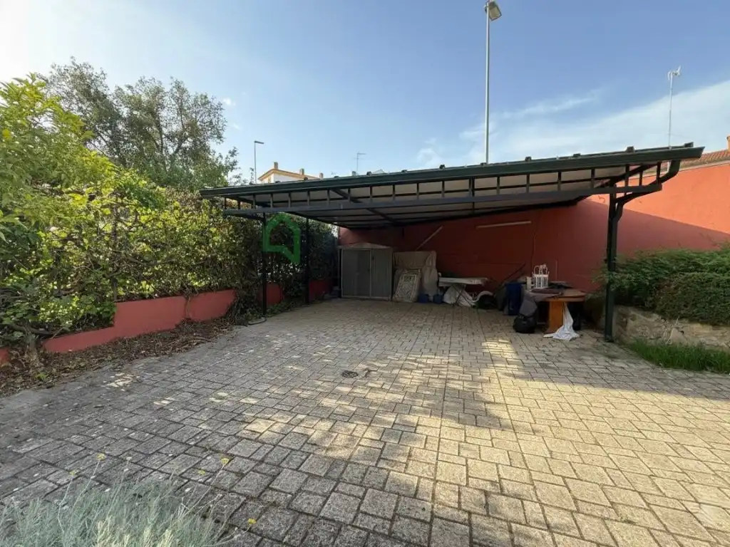 Aparcament de Casa o xalet en venda en Badajoz amb Aire condicionat, Jardí privat i Piscina