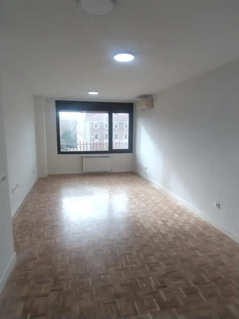 Bedroom of Flat for rent in Valladolid  with Air Conditioner, Heating and Parquet flooring