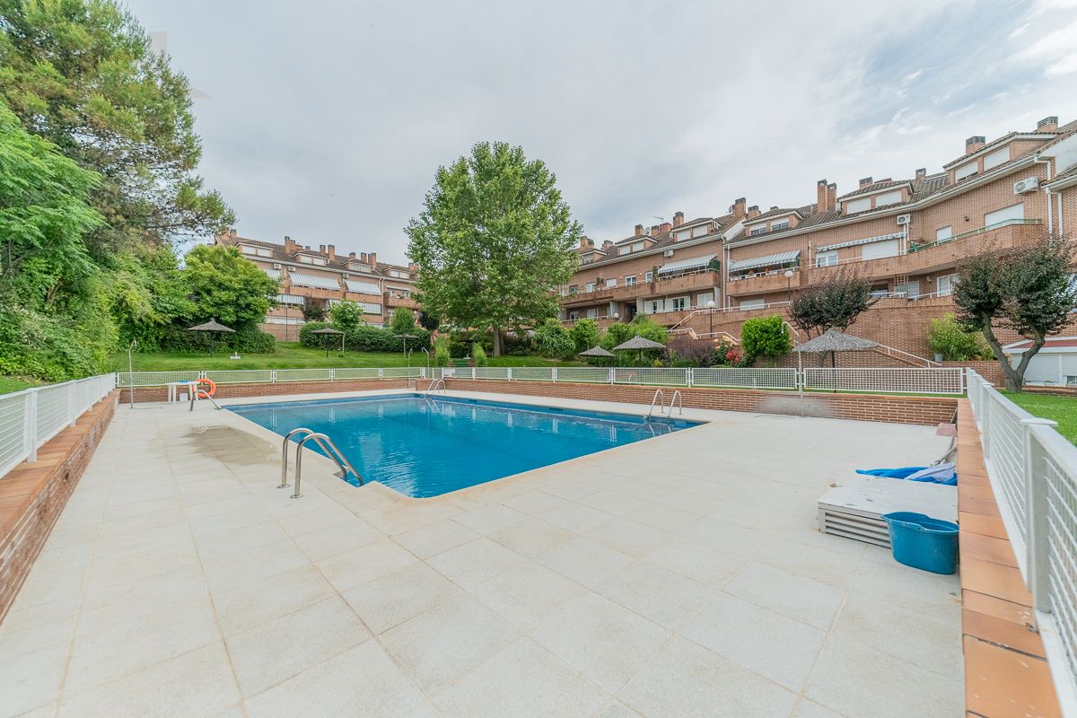 Piscina de Dúplex en venda en Sevilla la Nueva amb Aire condicionat, Calefacció i Moblat
