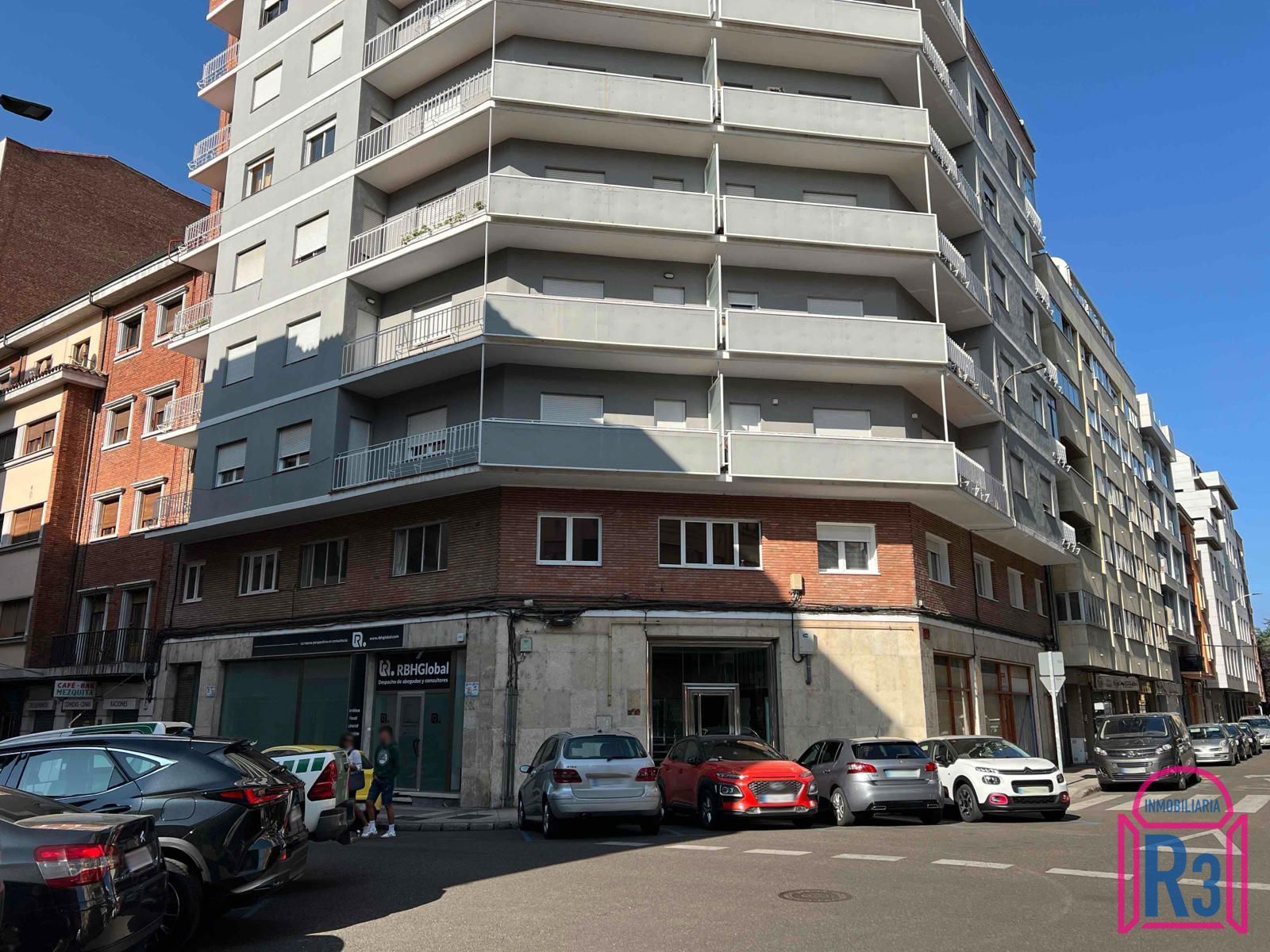 Vista exterior de Pis en venda en León Capital  amb Calefacció
