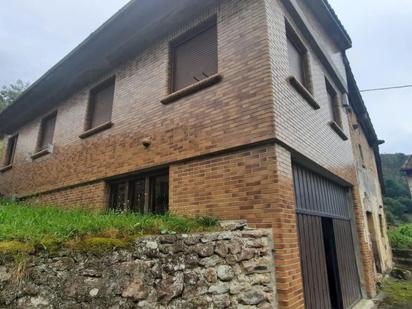 Exterior view of House or chalet for sale in Valdáliga