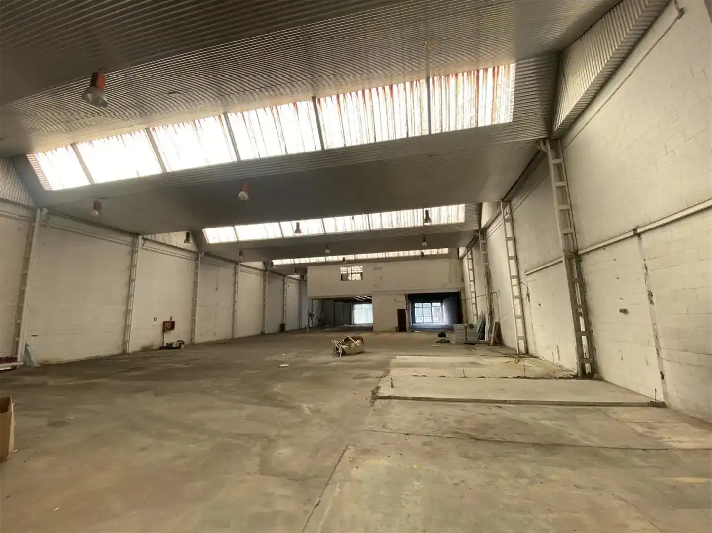 Fabrikhallen zur Miete in Narón