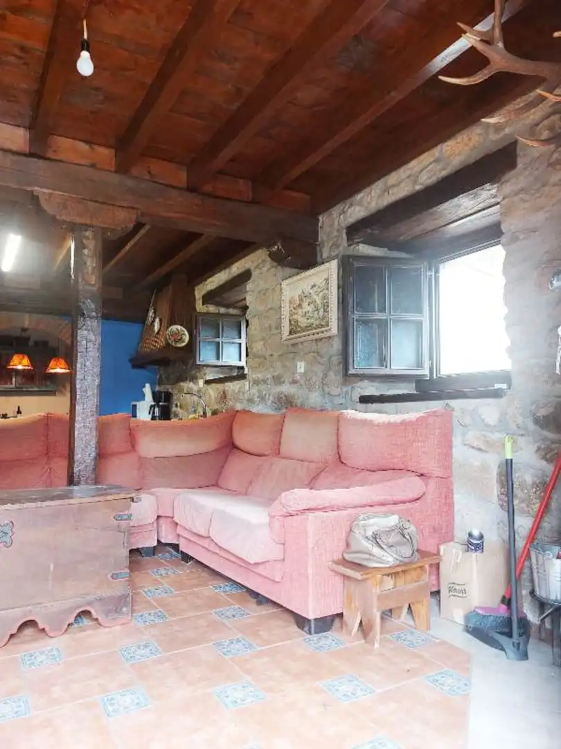Sala d'estar de Casa adosada en venda en Polaciones amb Calefacció, Jardí privat i Traster