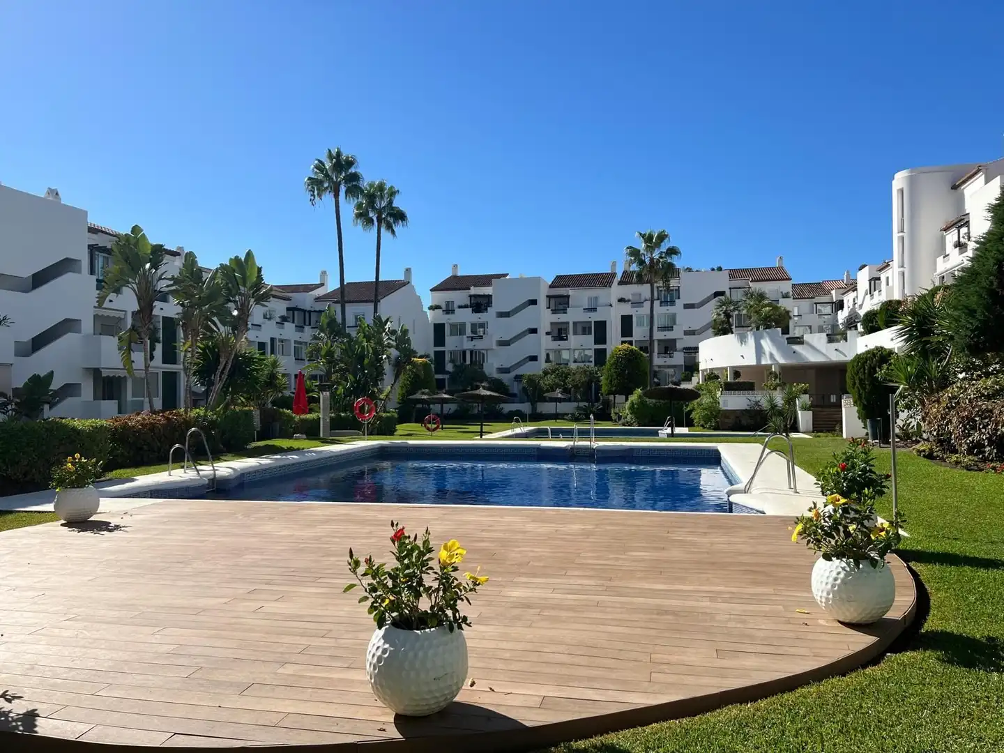 Außenansicht von Maisonette zum Verkauf in Estepona mit Klimaanlage, Terrasse und Abstellraum