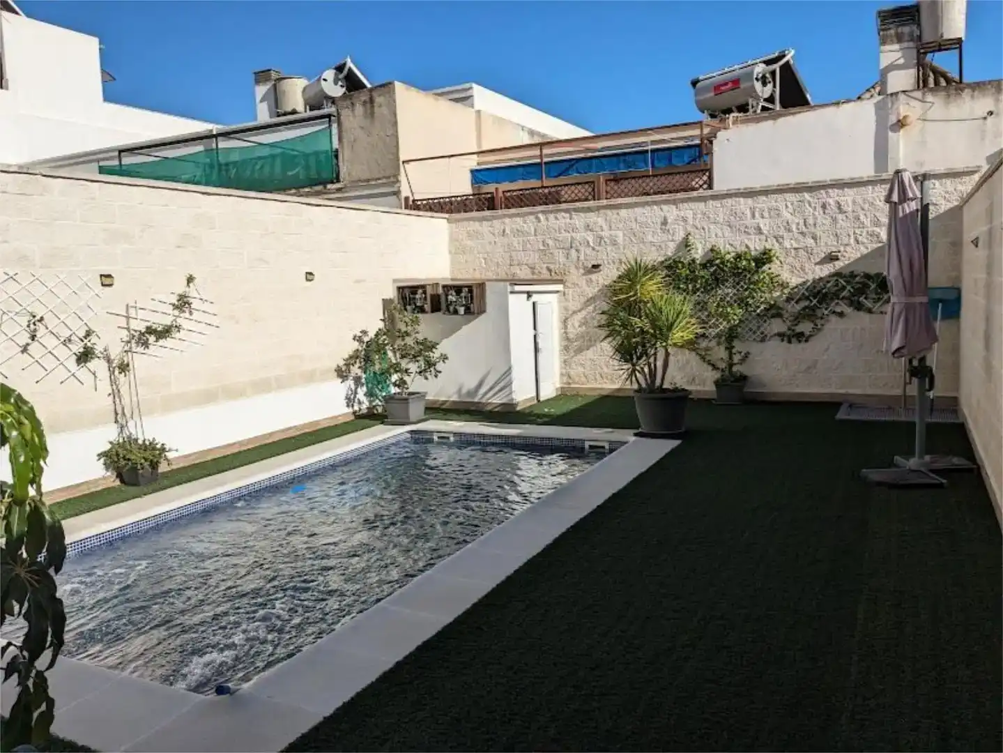 Piscina de Casa adosada en venda en Lebrija amb Aire condicionat, Piscina i Balcó