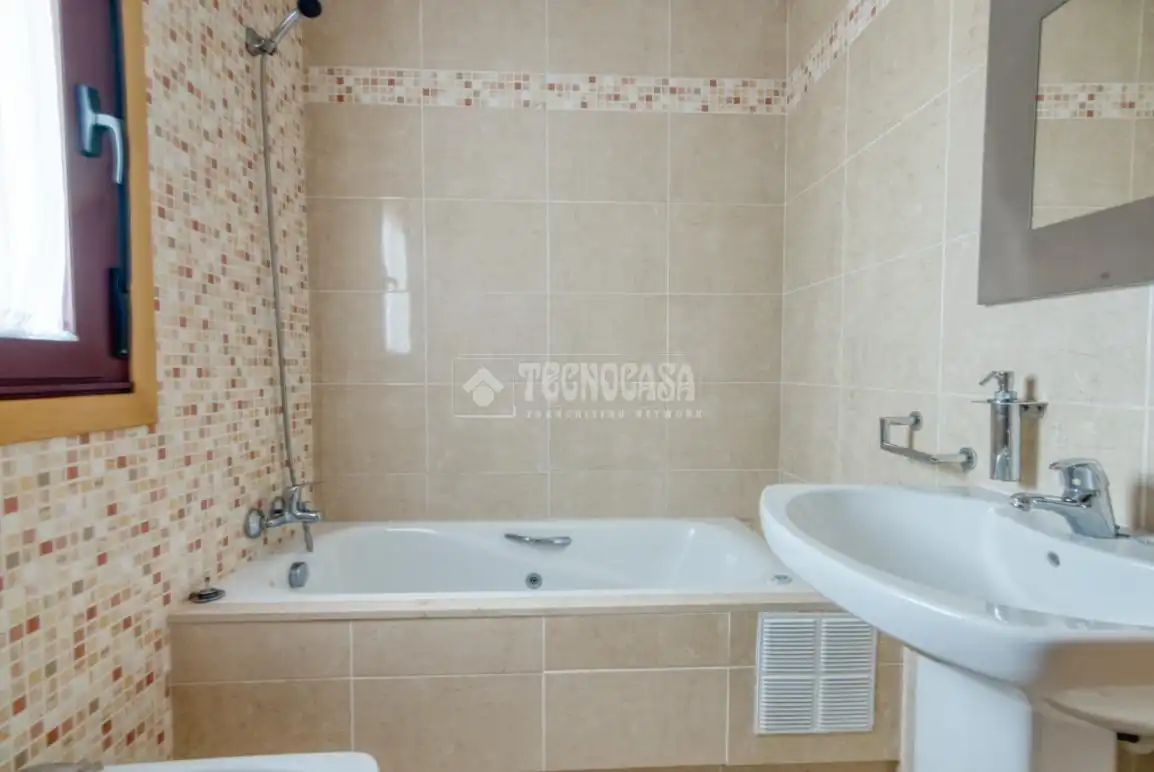 Baño de Casa o chalet en venta en Castellanos de Moriscos con Aire acondicionado, Calefacción y Jardín privado