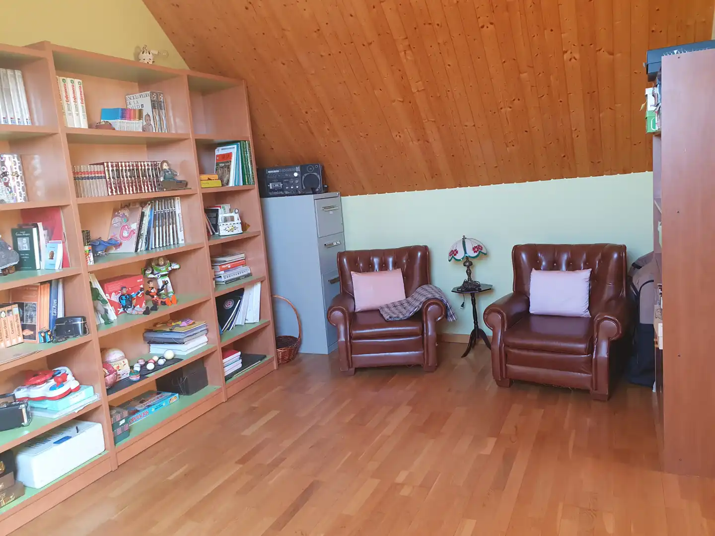 Sala d'estar de Casa o xalet en venda en León Capital  amb Calefacció, Jardí privat i Forn