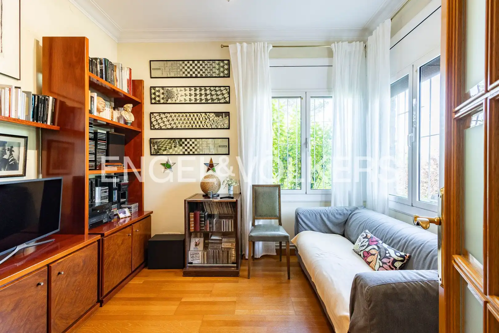 Sala d'estar de Casa o xalet en venda en Sant Cugat del Vallès amb Calefacció, Jardí privat i Parquet