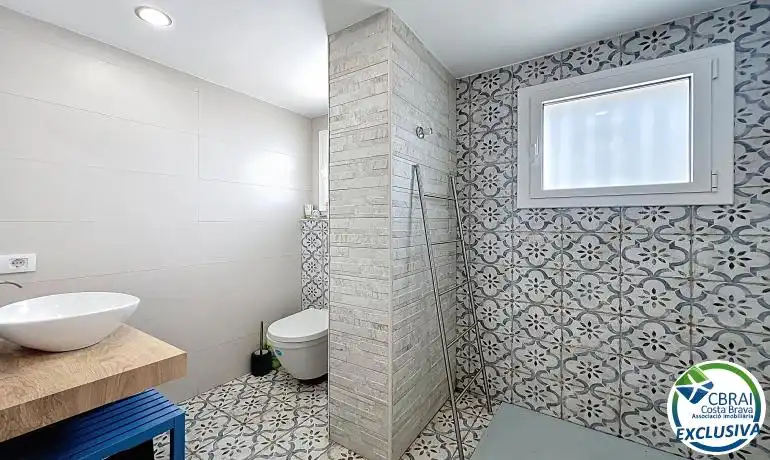 Bany de Apartament en venda en Roses amb Calefacció, Terrassa i Moblat