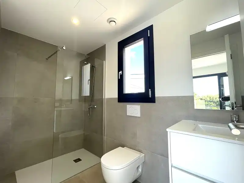 Badezimmer von Haus oder Chalet zum Verkauf in Llucmajor mit Klimaanlage, Privatgarten und Terrasse
