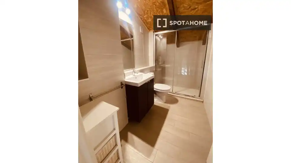 Bathroom of Flat for rent in Valencia  with Air Conditioner, Heating and Furnished