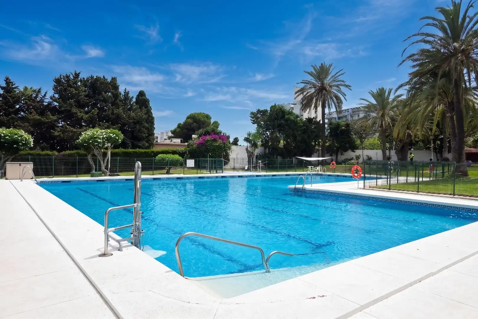 Piscina de Apartament en venda en Benalmádena amb Aire condicionat, Calefacció i Jardí privat