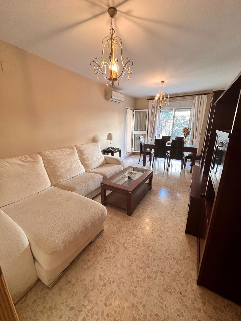 Living room of Flat for sale in Vélez-Málaga  with Air Conditioner, Terrace and Community pool