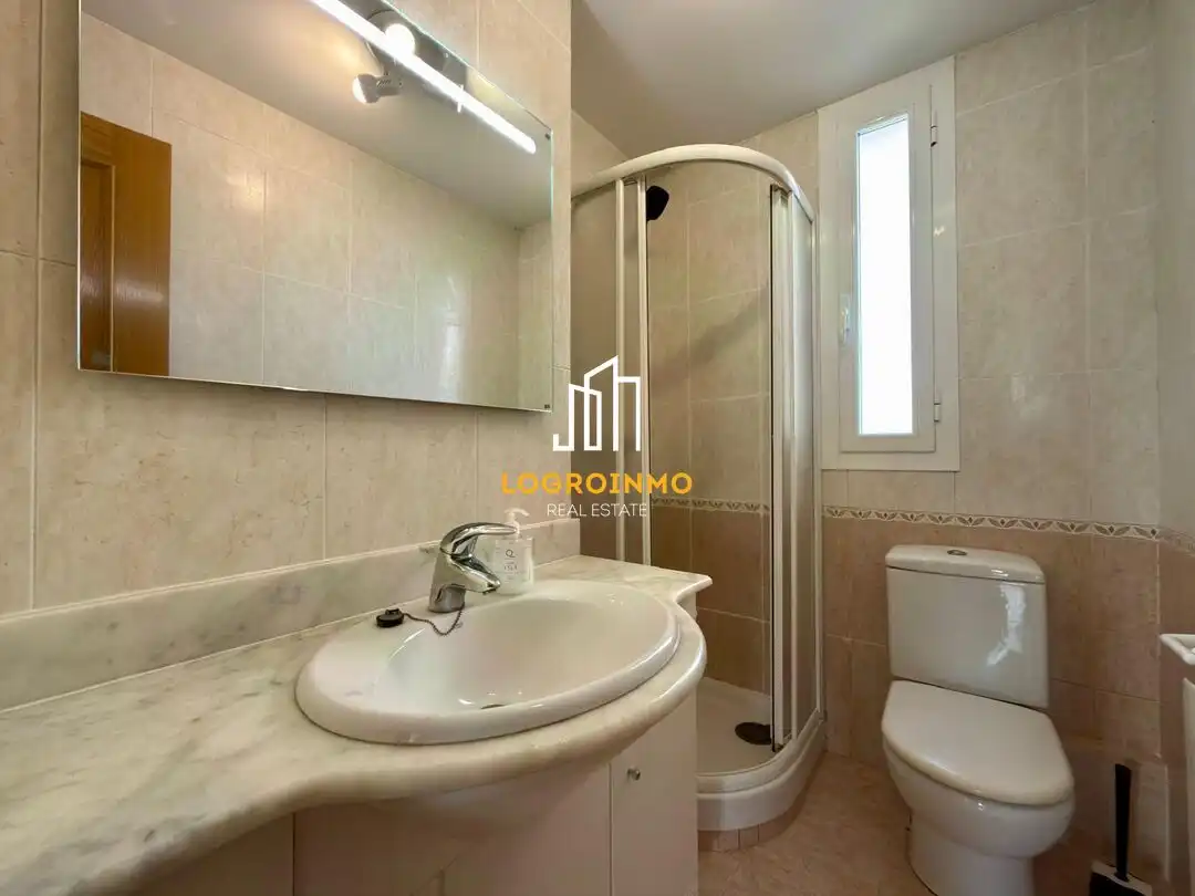 Bathroom of Flat for rent in  Logroño  with Heating and Storage room